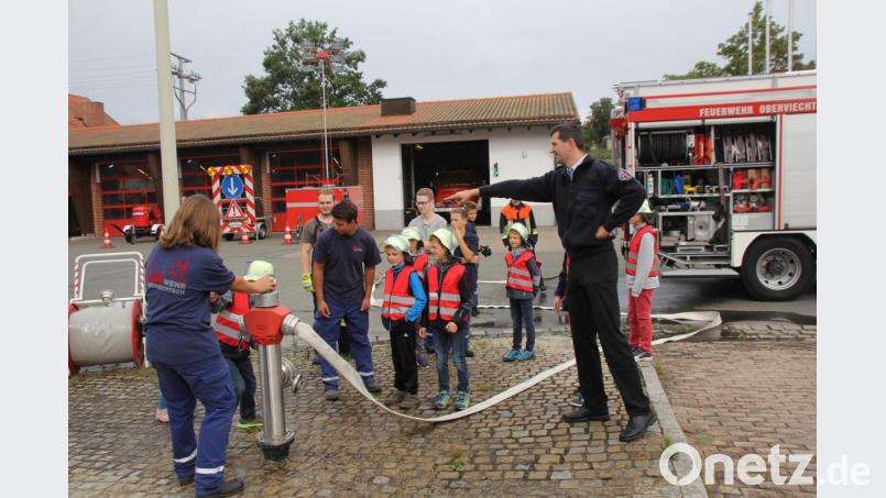 Aufmerksam verfolgen die Kinder die Vorführungen der Aktiven und durften auch selbst mit Hand anlegen Bild: frd