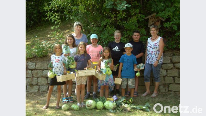 Evi Siegel (rechts) und Monika Zangl staunten über die großen Kohlrabifrüchte, die von den teilnehmenden Kindern geerntet worden waren. Bild: bej