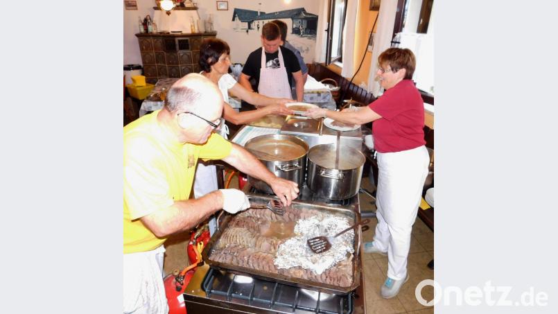 Gutes Essen steht bei der Zeulenreuther Kerwa ganz oben auf der Liste. Bild: hai
