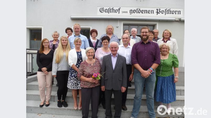 Mit 80 Jahren kennt die Jubilarin keine Langeweile: Agnes Fischer mit Mann, Familie und Verwandten. Bild: bk