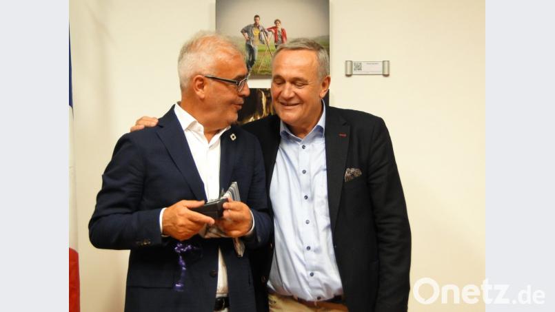Die Bürgermeister Romano Carancini (links) und Kurt Seggewiß tauschen die Gastgeschenke aus. Bild: esa