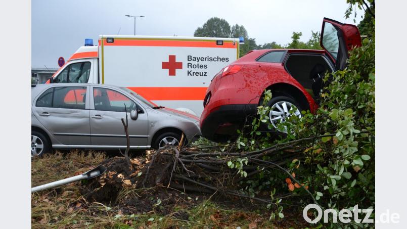 Am unteren Ende der Böschung rammte der rote Wagen ein geparktes Auto. Bild: za