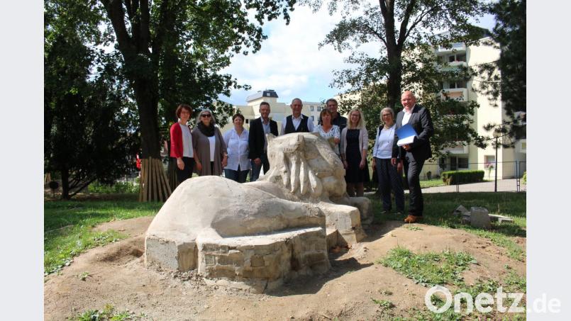 Martina Prucker vom Bauamt, Stadtarchivarin Edith Kalbskopf, Manuela Popp, Leiterin des Martin-Schalling-Hauses, Hannes Kohrhammer vom Diakonischen Werk Selb-Wunsiedel, Pfarrer Klaus Wenning, Landschaftsarchitektin Marion Schlichtiger, die Stadtplaner Alexander Rieß und Inka-Maria Zeis, Landschaftsarchitektin Anne Plötz sowie Oberbürgermeister Oliver Weigel (von links) stellten im Kirchpark den Spiel-Löwen vor, den Kinder mit Mosaik gestalten dürfen. Bild: fph