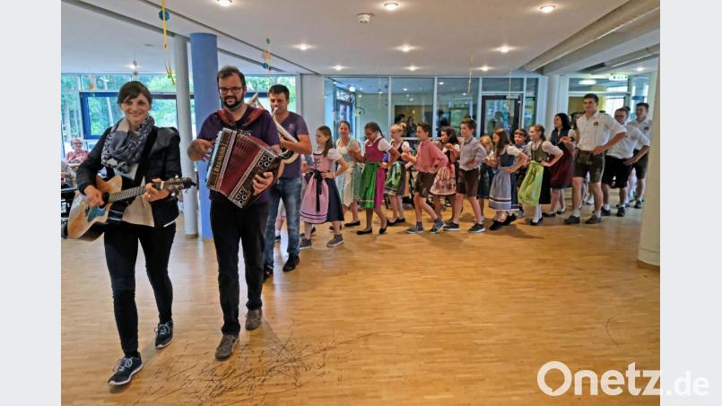 "Mir Kiener Baierisch" marschieren mit den beiden Tanzgruppen ein. Bild: twi