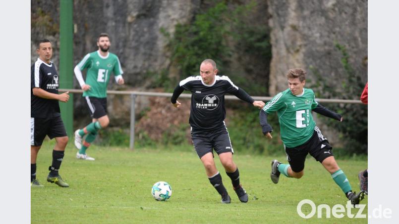 Markus Hoffmann (Mitte) verlor mit dem ESV Amberg bei der Reserve der DJK Ammerthal, hier gegen Johannes Luber, mit 0:2. Bild: brü