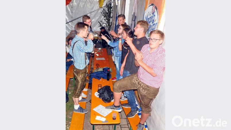 Auf den Bänken hält es bei der guten Stimmung keinen mehr. Bild: hai