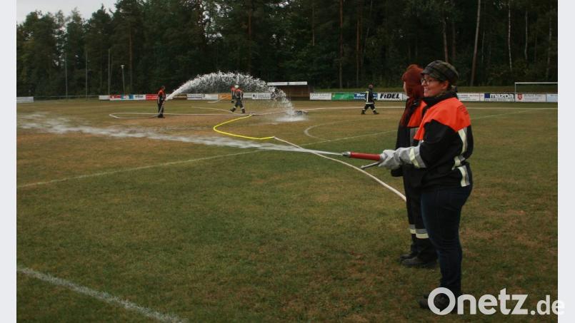 An Wasser, das aus den nahen Waldseen gepumpt wird, mangelt es bei der gut einstündigen technischen Hilfeleistung der Feuerwehr Schönhaid-Leugas nicht. Bild: wro