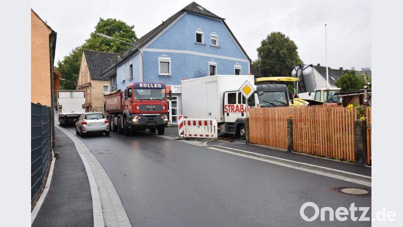 Am Montag war es zunächst eng in der Neustädter Straße, dann ist die Straße wegen der Bauarbeiten komplett dicht. Wenn alles nach Plan geht, sollten die Fräs- und Asphaltarbeiten auch in einigen angrenzenden Straßen am Mittwoch beendet werden. Bild: ui