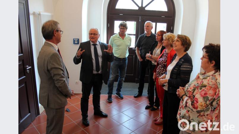 Staatssekretärin Rita Hagl-Kehl (ganz in rot) besucht auf Einladung von SPD-Landtagskandidatin Jutta Deiml (Vierte von rechts) das ZBFS in Kemnath. Bild: stg