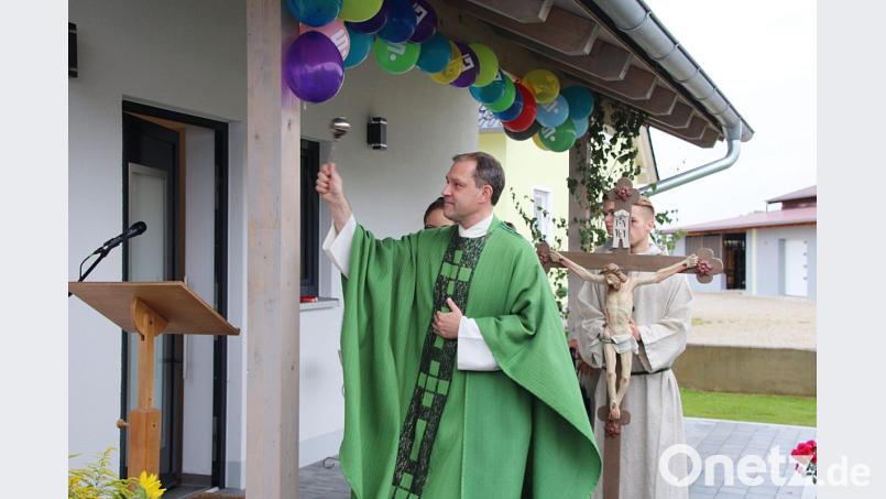 Kirchlicher Segen durch Pfarrer Prof. Dr. Hans-Georg Gradl. Bild: jma