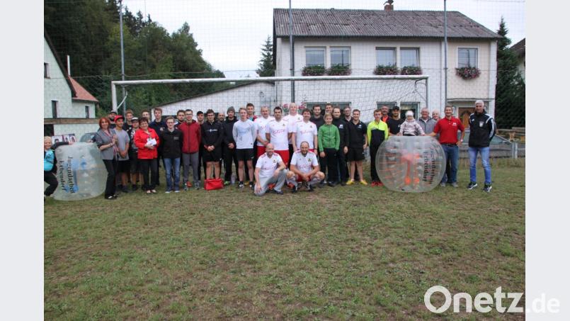 Gruppenbild mit allen teilnehmenden Mannschaften, mit Landtagskandidatin Jutta Deiml, die extra zur Siegerehrung angereist war und OV-Vorsitzender und Bezirkstagskandidatin Brigitte Scharf. Bild: den