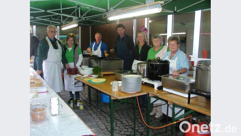 Fleißige Helfer machen die Erdäpfel-Party zum Erfolg. Bild: gis