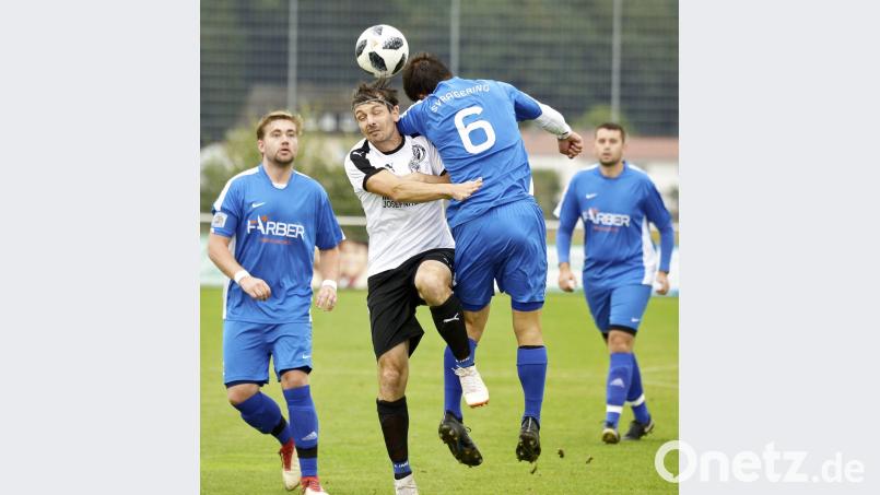 SV Raigering II - SG SF Ursulapoppenricht I / DJK Gebenbach III 2:4 (2:3)

Sason: 2018719, 7. Spieltag

Ein Kopfballduell zwischen dem Raigeringer Spielertrainer Michael Sommerer (rechts) und Torschütze David Körmer (Mitte) von der SG Upo, beobachtet vom Raigeringer Torschützen Benjamin Schertl (links) und Oliver Zweck (rechts hinten)

Bild: Ziegler Bild: Hubert Ziegler