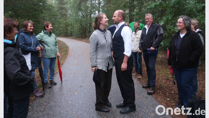 „Toni“ und die „Gustl“ aus Dachelhofen (Mitte) finden am Ende zueinander. Bild: Hirsch