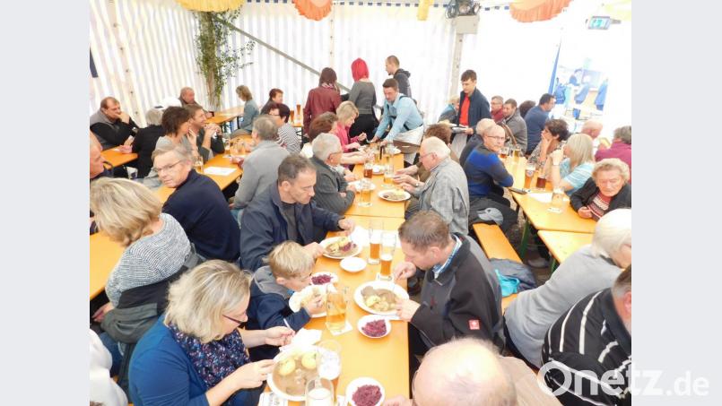Die Gäste lassen sich die Kerwa-Schmankerl schmecken. Bild: hai