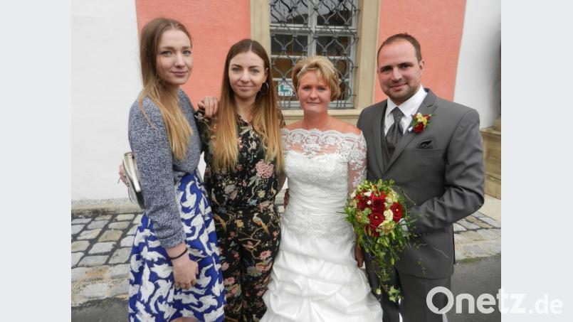 Unter den Hochzeitsgästen waren auch Helga Bodnar (neben der Braut) und ihre Schwester Wanda aus der Pressather Partnergemeinde Hortobagy. Bild: nn