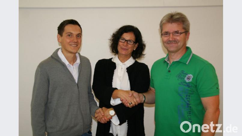 Bürgermeisterin Friederike Sonnemann (Mitte) dankt Markus Gewande (links) und Jubilar Stefan Schultes (rechts) für den Einsatz zum Wohl der Bürger. Bild: fpoz