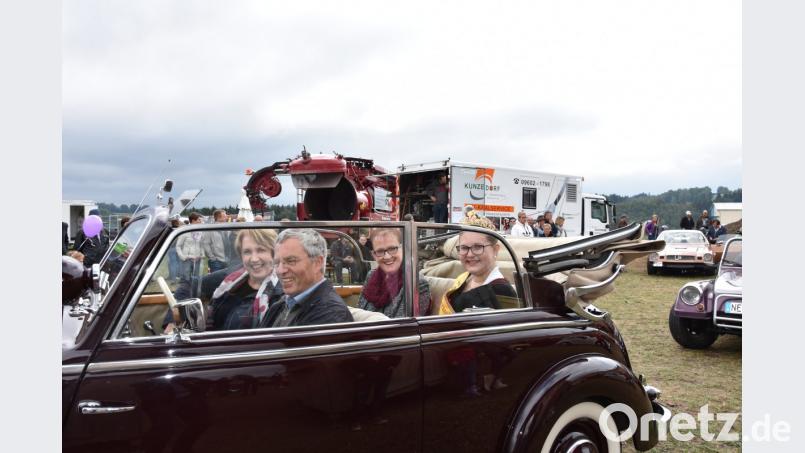 Gemeinsam mit Annette Karl, Maria Sauer und Honigprinzessin Doris Grünbauer (von links) bildet Hans Fischer in seinem Mercedes die Spitze der Kolonne. Bild: pens