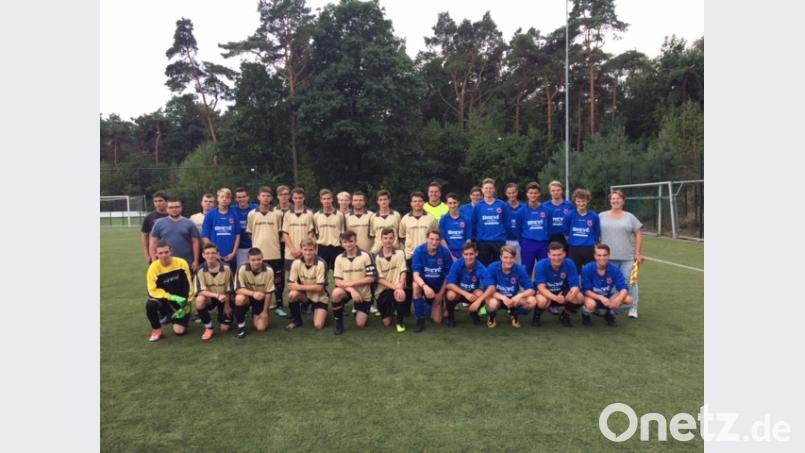 Erinnerung an eine Lehrstunde modernen Fußballs: Die deutsche Mannschaft im goldenen, die holländische im blauen Trikot. Bild: bk