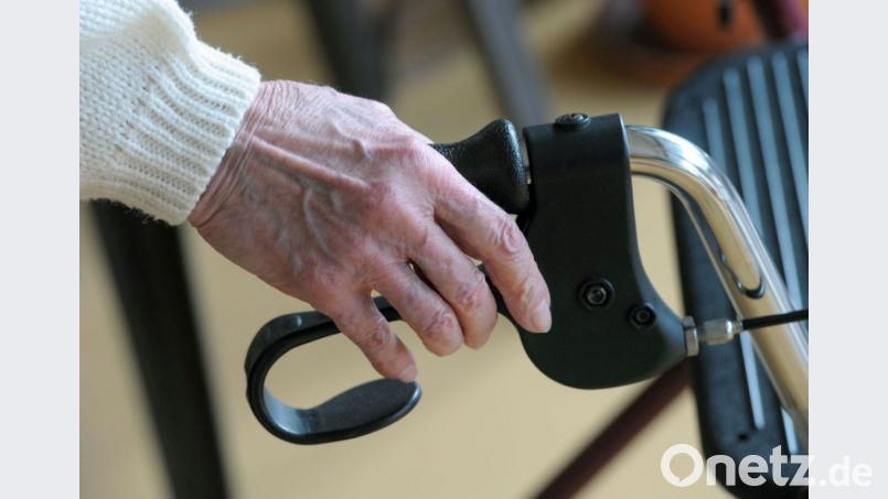 Der Bezirk ist als überörtlicher Träger der Sozialhilfe auch für die Hilfe zur Pflege zuständig. Bild: Peter Ending/dpa