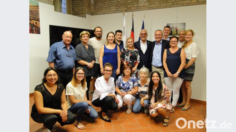 Lachende Gesichter: Beim Treffen der Partnerstädte im italienischen Macerata sprechen die Delegationen vor allem über die Zukunft von Europa. Bild: esa
