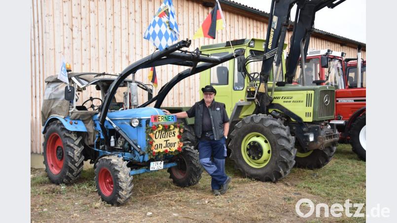Klein aber fein. Werner Teubner und sein Traktor sind zwei &quot;Oldies on Tour&quot;. Bild: pens