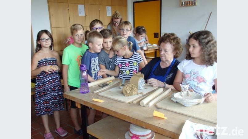 Kursleiterin Ursula König (Zweite von rechts) hilft mit Tricks und Tipps. Bild: wrt