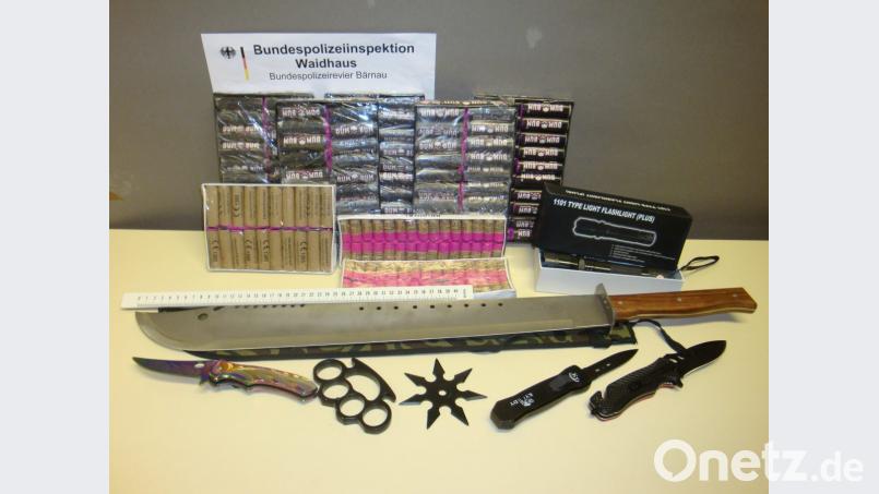 Ein junger Waffennarr aus Hessen hatte dieses Arsenal im Gepäck. Bild: Bundespolizeiinspektion Waidhaus