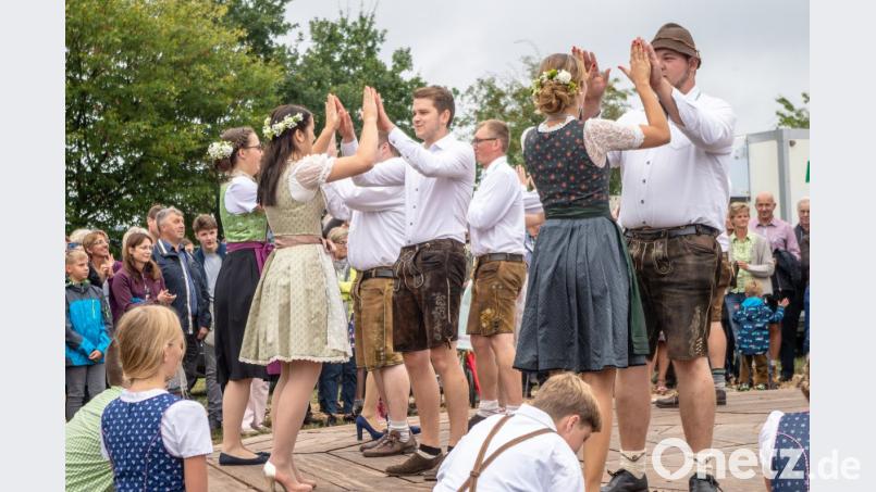 Die Kirwaleit beim Kirwatanz Bild: pml