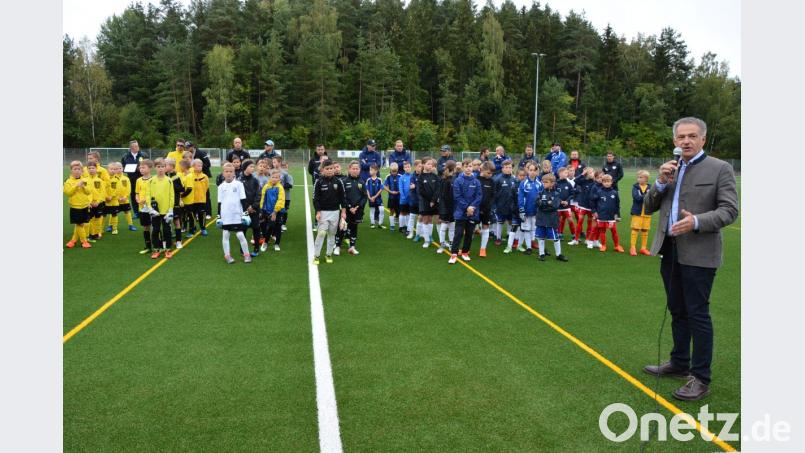 Bürgermeister Roland Grillmeier (rechts) hieß am Sonntagvormittag alle neun teilnehmenden Mannschaft auf dem neuen Kunstrasenplatz willkommen. Bild: jr