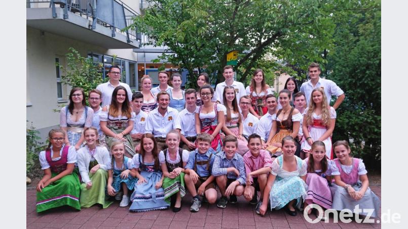 Die Kirwapaare nach ihrem Auftritt im Seniorenheim am Sand, vorne die "Kirwakids", hinten links der Vorsitzende des Kirwavereins Max Geitner Bild: twi