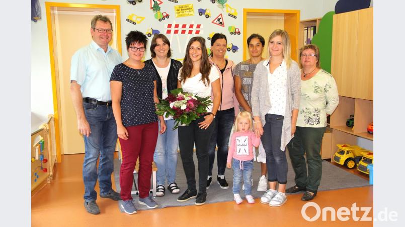 Die neue Leiterin Christina Zwack (Vierte von links) freute sich über den Empfang mit Bürgermeister Martin Prey (von links), stellvertretender Leiterin Stefanie Gradl, Kinderpflegerin Stephanie Hösl, Kinderpflegerin Tanja Löffelmann, Sachbearbeiterin Anja Ried, Kinderpflegerin Patricia Lohrer und der neuen Raumpflegerin Gerlinde Fleischmann. Bild: boj
