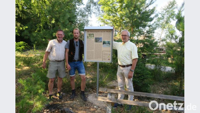 Tobias Fehlner (Zweiter von links) mit Heimatpfleger Josef Schmaußer und Bürgermeister Franz Mädler neben der Infotafel bei der Fehlner-Kapelle. Bild: Gemeinde Ursensollen/exb