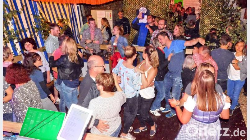 Fetzige Musik lockt die Gäste auf die Tanzfläche. Bild: hai