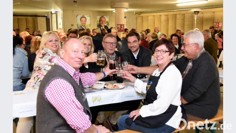 Schatzmeister Hans Schreyegg (Mitte) hat die Weine ausgesucht, die die Neustädter CSU um (vorne, von links) Thomas Spörl, Marianne Lebegern und Rupert Troppmann bei ihrem Weinfest anbietet. Auch Dagmar Nachtigall (zweite Reihe von links) und Andrea Lang statten den Neustädtern einen Besuch ab. Bild: bgm