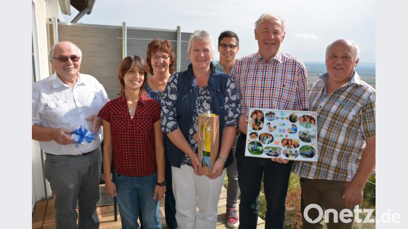 Seit 20 Jahren kommen Anette Kruse und ihr Lebensgefährte Walter Hennings (Vierte von links und Zweiter von rechts) in die Pension Lang nach Großbüchlberg. Mit im Bild (von links) 3. Bürgermeister Ernst Bayer sowie Ramona, Beate, Jürgen und Konrad Lang. Bild: jr