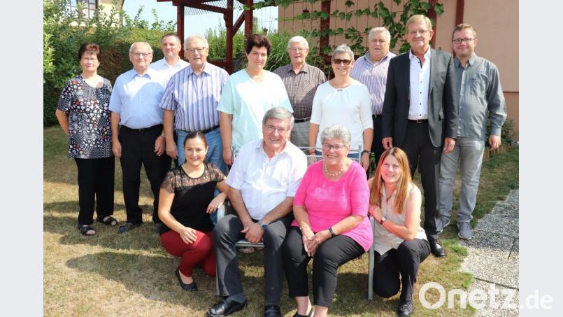 Günther und Edith Franz (sitzend) gratulieren die Töchter Birgit und Iris (vorne rechts und links) sowie (stehend von rechts) Kirchenchorleiter Wilhelm Heidtmann, dritter Bürgermeister Norbert Schuller, MGV-Vorsitzender Rudi Schmidt, Doris Mehler, MGV-Dirigent Horst Schultes, Brigitte Forster, Alfred Haubner, Elisabethenverein-Geschäftsführer Rainer Schmid, Karl und Cilly Konrad. Bild: exb