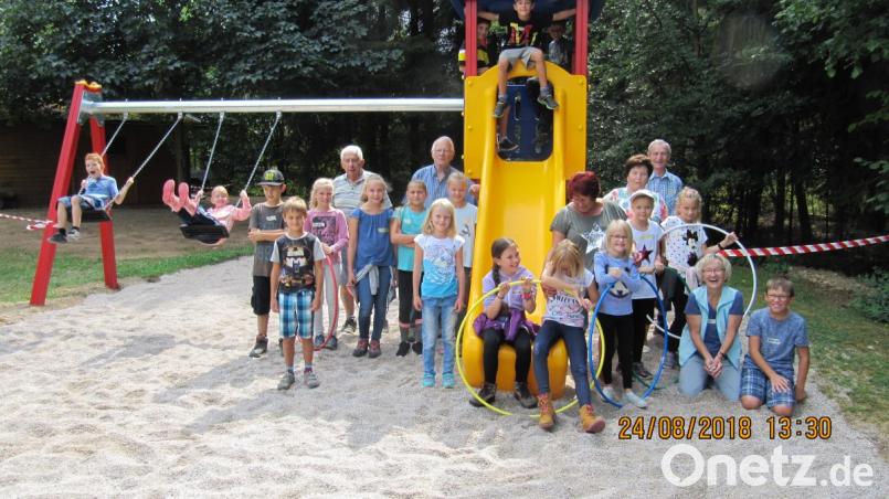 Vorsitzender Bernd Körner (links neben der Rutsche) und das OWV-Team bereitete den Kindern einen vergnüglichen Nachmittag. Bild: hä
