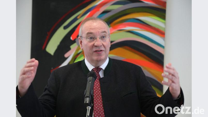 Bezirkstagspräsident Franz Löffler ist stolz auf die Kunstausstellung des Bezirks, die in der Schwandorfer Kebbelvilla untergebracht ist. Bild: Götz