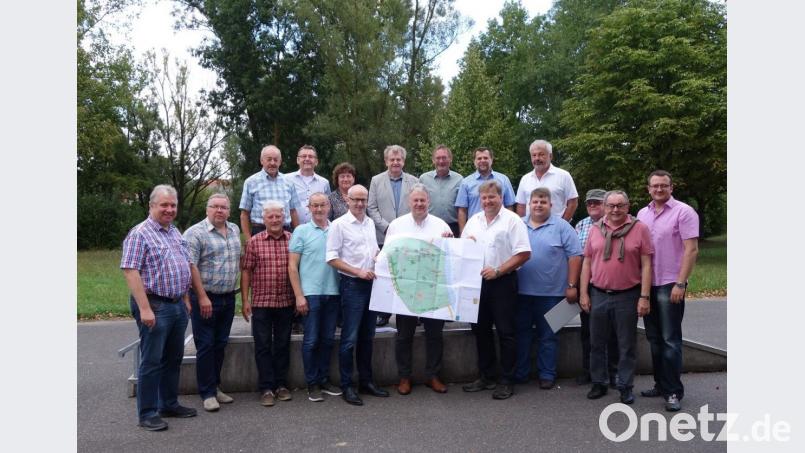 Die CSU-Kreistagsfraktion um Landrat Richard Reisinger (vorne, Sechster von rechts) und Fraktionssprecher Stefan Braun (vorne, Fünfter von rechts) informiert sich bei Hahnbachs Bürgermeister Bernhard Lindner (vorne, Siebter von rechts) über das Projekt „VilsErleben Hahnbach – Gocklwiese“. Bild: exb