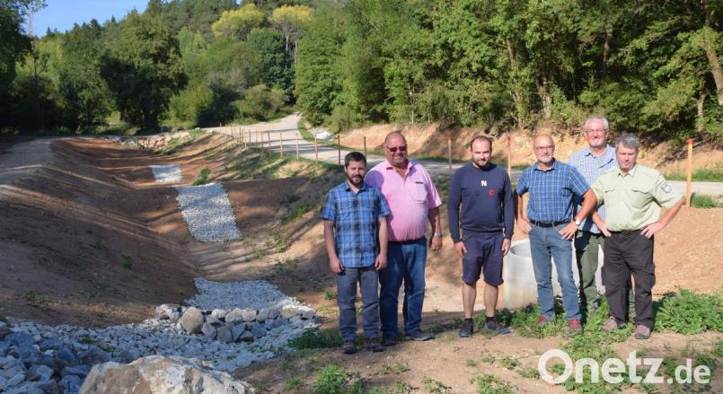 Im Bereich der Gemeinde Hohenburg wurden 17 Rückhaltebecken saniert oder neu angelegt, so wie hier bei Unterkeitenthal (von links): Ryan Garber vom US-Hauptquartier ITAM, 2. Bürgermeister Manfred Braun, Lukas Braun (Firma Klebl), Theo Fochtner, Albert Böhm von der US-Standortverwaltung und Revierförster Armin Armbruster. Bild: bö