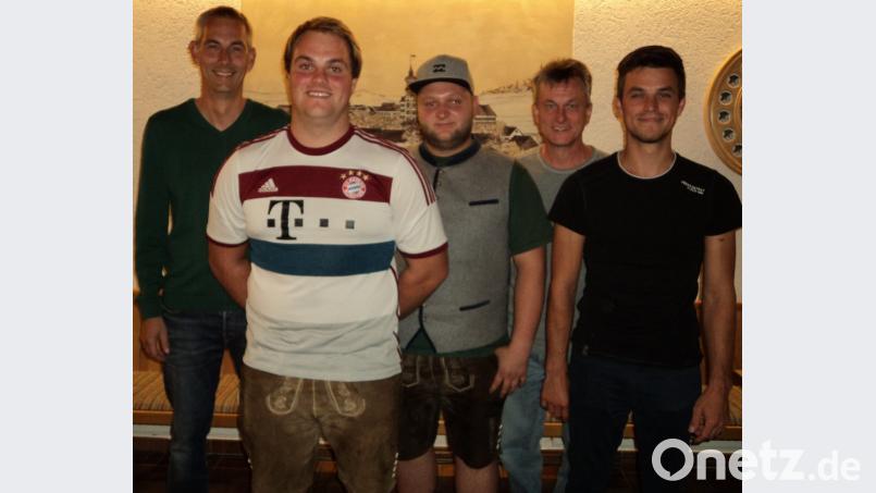 Kirchweihschießen der Schützengesellschaft (von links): Schützenmeister Martin Bauer, Sieger Lukas Spachtholz, Patrick Burger, Ottmar Spachtholz und Uwe Spachtholz. Bild: ksi