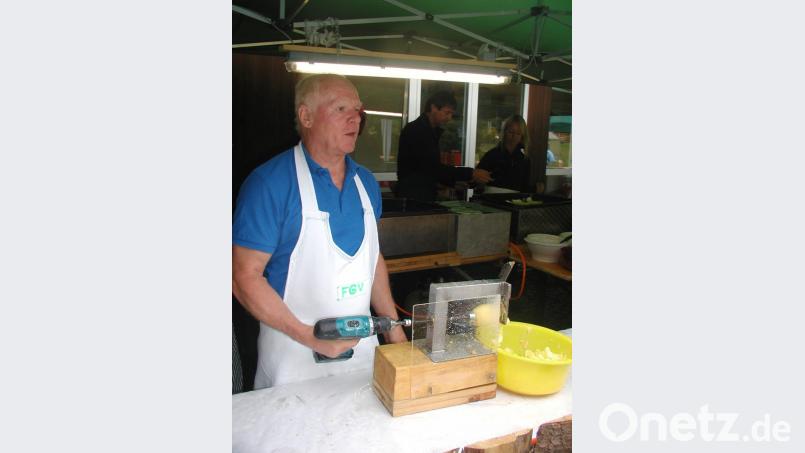Edwin Precht hat die Kartoffel-Lockenmaschine fest im Griff. Bild: gis