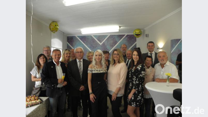 Zusammen mit vielen Gästen eröffnete Jennifer Nirschl (Mitte) in der Georgenstraße ihren Friseursalon. Bild: pjom