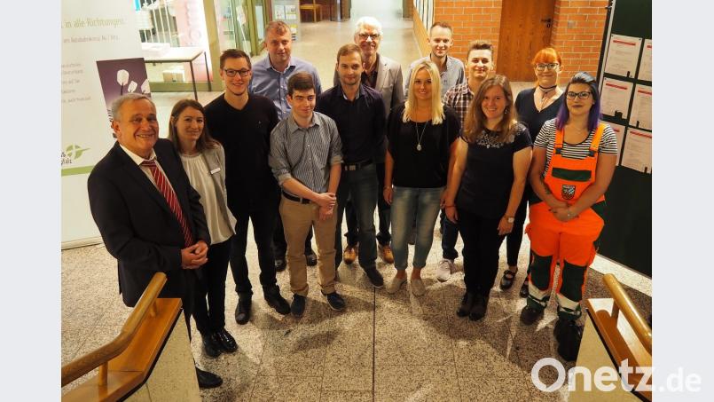 Oberbürgermeister Kurt Seggewiß (links) begrüßt die neuen Mitarbeiter der Stadt Weiden zusammen mit Ausbildungsleiterin Carolin Schaumberger (Zweite von links) und Personaldezernent Reiner Leibl (hinterste Reihe Mitte). Dabei auch Vertreter aus Personalrat und Auszubildendenvertretung. Bild: Bühner