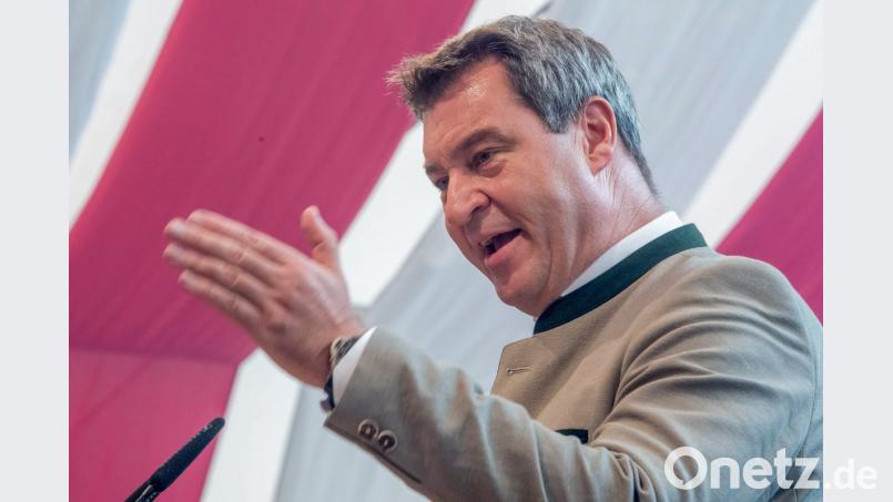 Markus Söder (CSU), Ministerpräsident von Bayern, spricht beim Politischen Frühschoppen Gillamoos auf der Bühne. Bild: Peter Kneffel