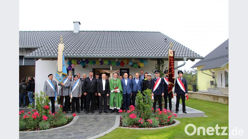 Vereine mit Bürgermeister und Pfarrer vor dem neuen &quot;Haus der Dorfgemeinschaft Zirkendorf&quot;. Bild: jma