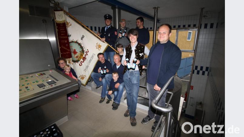 Noch einmal zum Einsatz kam die alte Zessau-Weihersberger Feuerwehrfahne beim Festtrunk-&quot;Probeschluck&quot; in der Kemnather Klosterbrauerei: Vorn von rechts: Kommandant Markus Eichermüller und Brauereichef Johannes Ponnath. Bild: bjp Bild: bjp