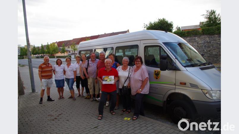 Die Besuchergruppe aus der Steinwald-Allianz mit Mitgliedern des Erbendorfer Zitherclubs (Zweite bis
Vierte von links) und Christine Trenner (Mitarbeiterin Steinwald-Allianz, rechts). Bild: exb