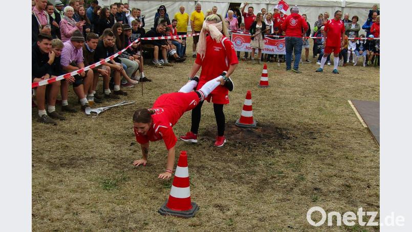 Die menschliche Schubkarre dirigiert den blinden Anschieber durch Zurufe. Bild: sck